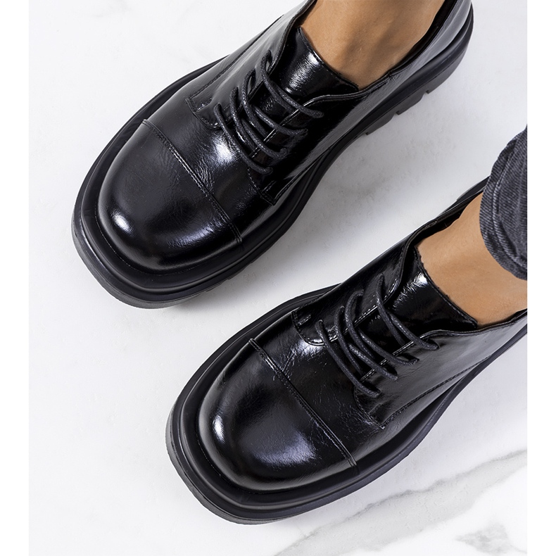 Chaussures noires sur une semelle de tracteur de Henta le noir 1 Chaussures noires sur une semelle de tracteur de Henta le noir 1