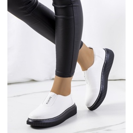 Richelieus blancs sur la plateforme Siddons 1