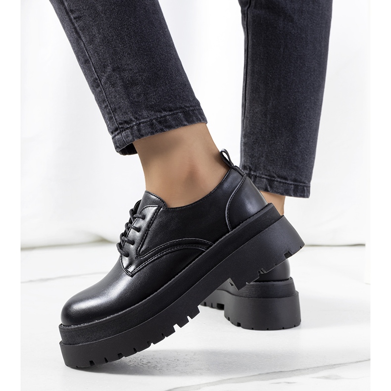 Des chaussures noires sur la plateforme Foxton 1