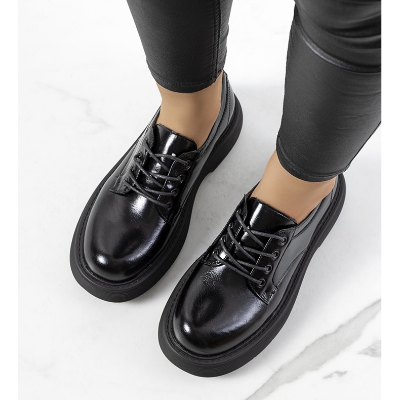 Chaussures à lacets noires sur la plateforme Henris 2