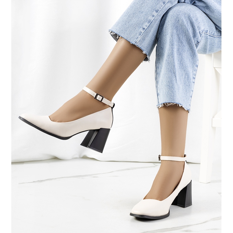 Escarpins beiges à bride 1