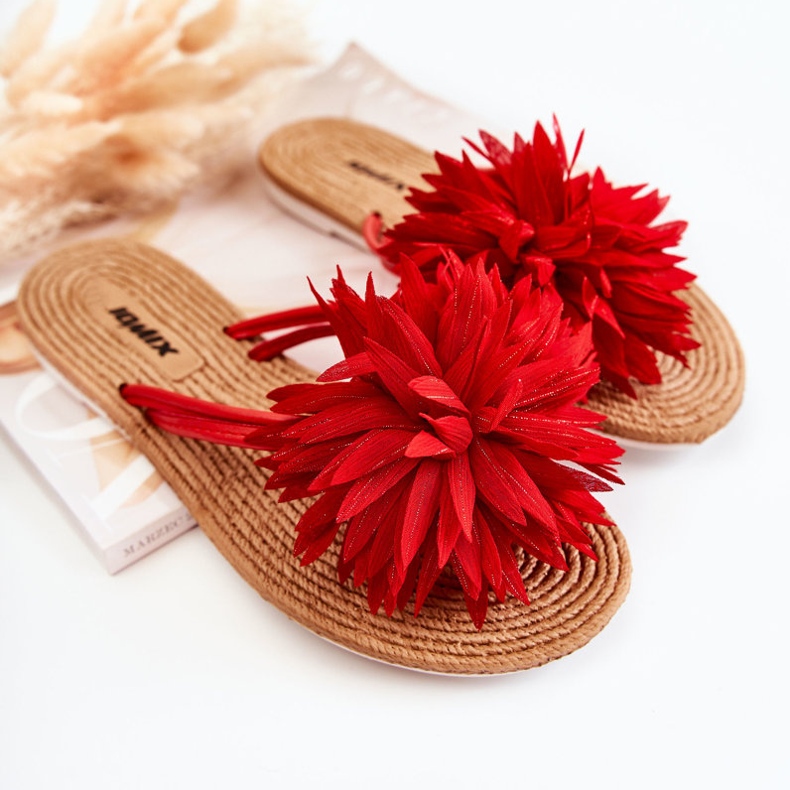 Tongs pour femme avec une décoration en tissu Eviana rouge 1