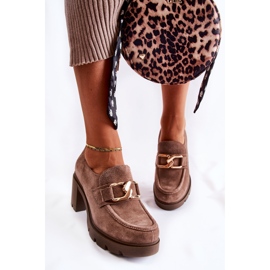 PL5 Chaussures élégantes Harmell beige foncé sur un pilier avec un ornement doré brun 1