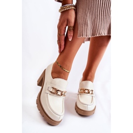 Chaussures en cuir sur pilier avec une décoration dorée Mikeyla beige clair 1