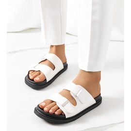 Chaussons blancs sur la plateforme Boonah 2