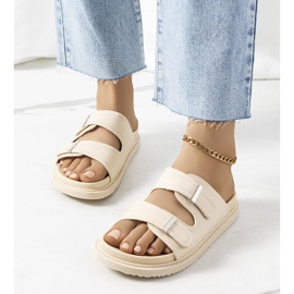 Chaussons beiges sur la plateforme Boonah 1