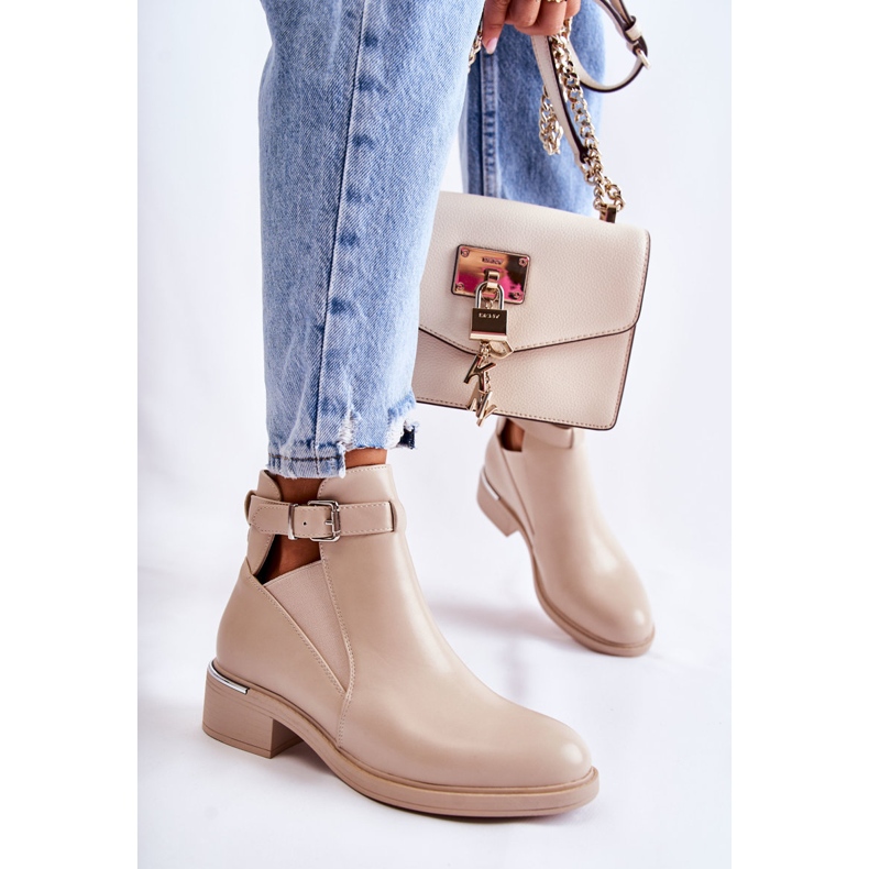 PG1 Bottes en éco-cuir pour femmes à talon plat Beige Marla 1 PG1 Bottes en éco-cuir pour femmes à talon plat Beige Marla 1