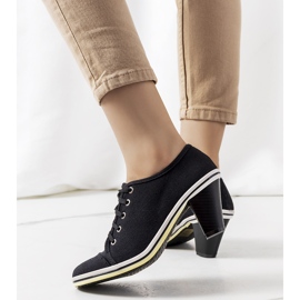 Richelieus noirs sur le poste de Belisle le noir 1