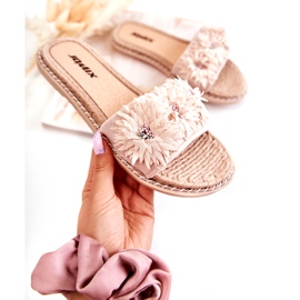 Tongs beiges pour femmes avec fleurs en tissu 1