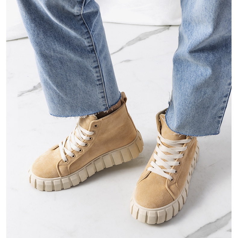 Baskets beiges sur la plateforme Christal 1