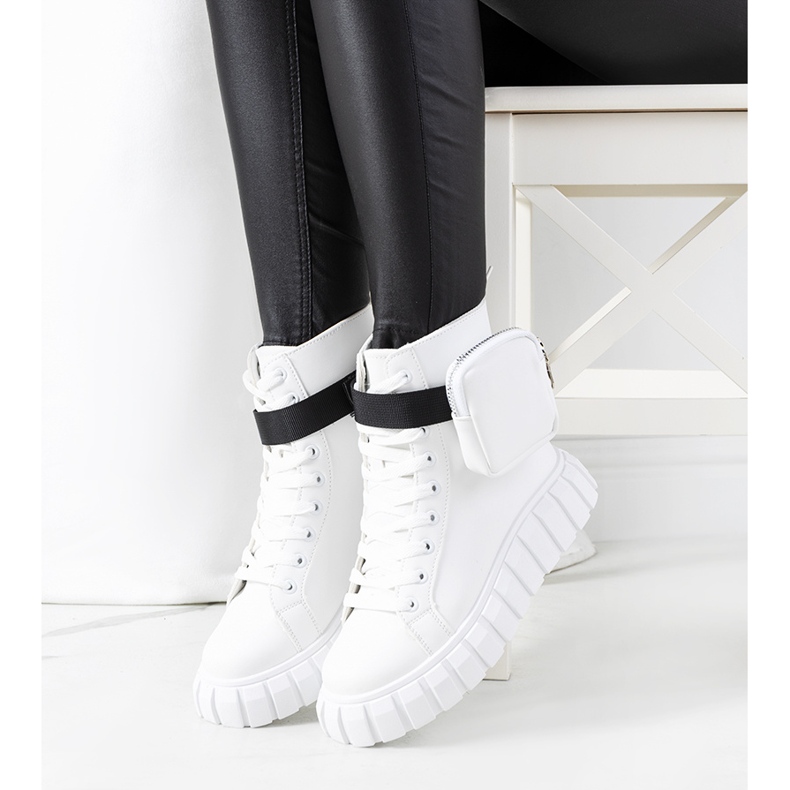 Baskets blanches sur la plateforme Haver 2