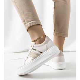 Baskets beiges sur la plateforme Goldsmi blanche 1