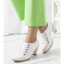 Richelieus blancs sur le poste de Belisle blanche 1 Richelieus blancs sur le poste de Belisle blanche 1