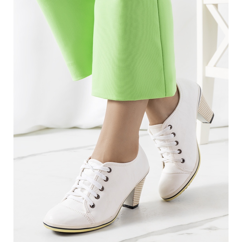 Richelieus blancs sur le poste de Belisle blanche 1 Richelieus blancs sur le poste de Belisle blanche 1