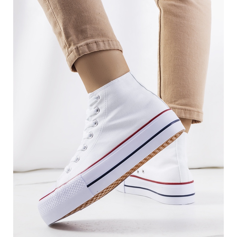 Baskets blanches sur la plateforme Korgay 1