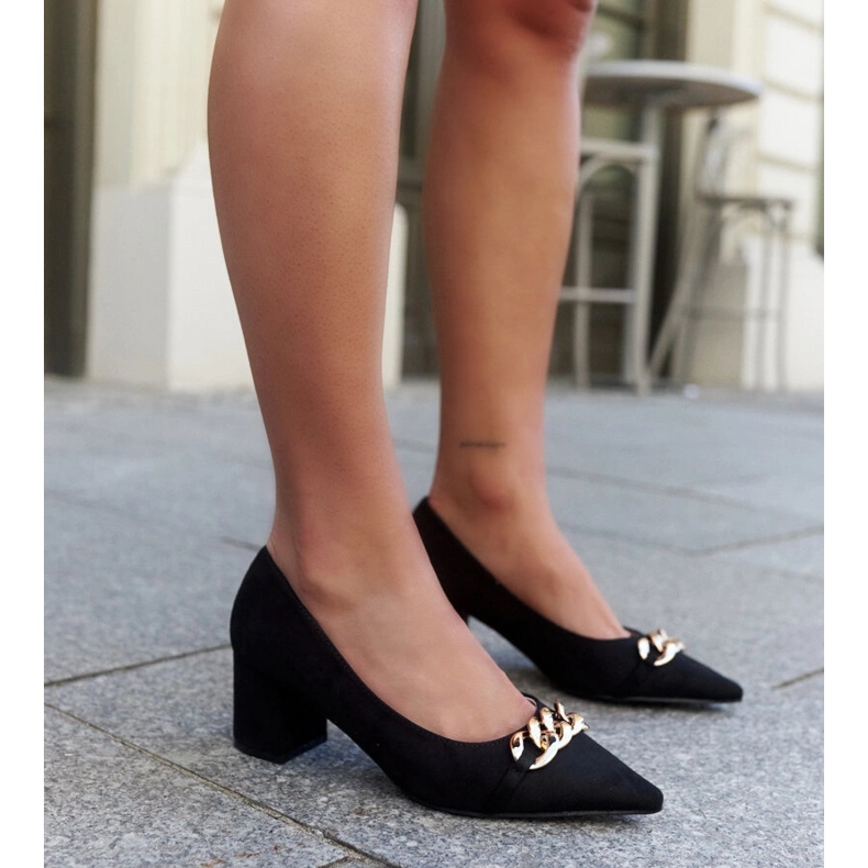 Escarpins noirs sur le poste Makka 2