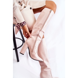 Bottes de constance beiges à la mode sur un bar 5
