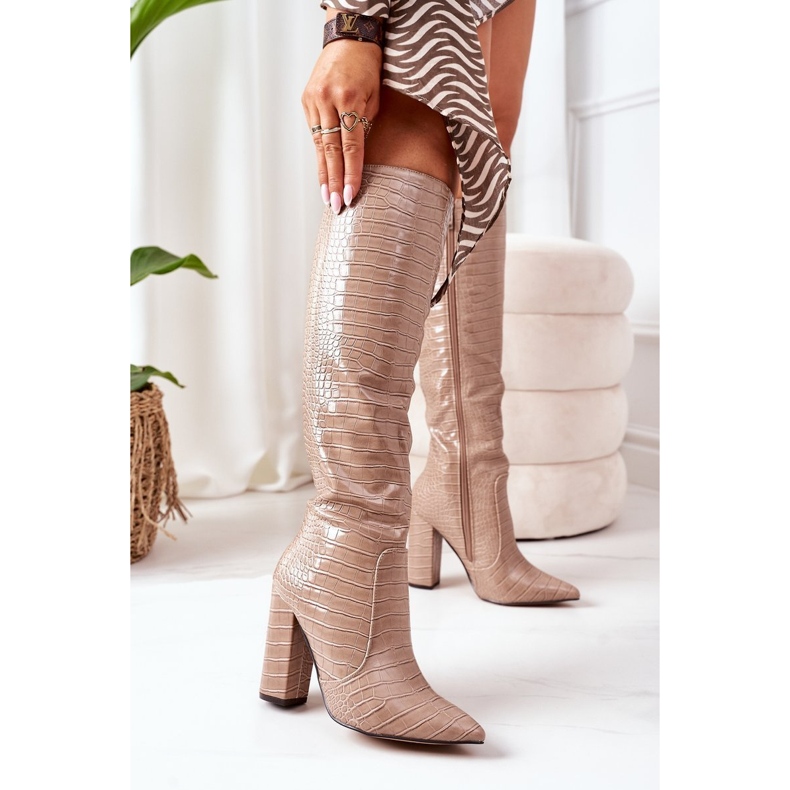 Bottes de constance beige foncé à la mode sur une barre 1