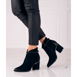 Boots en daim noir sur le post W. Potocki le noir 1