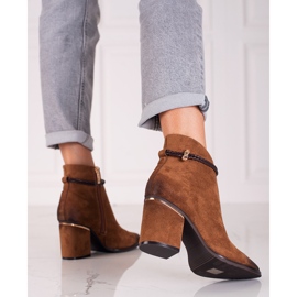 Boots en daim marron sur le post W. Potocki brun 2