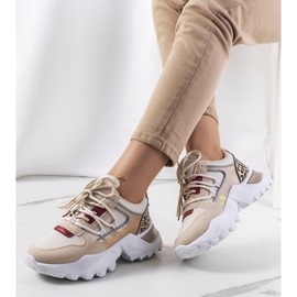 Baskets beiges d'Amarillo doré 1