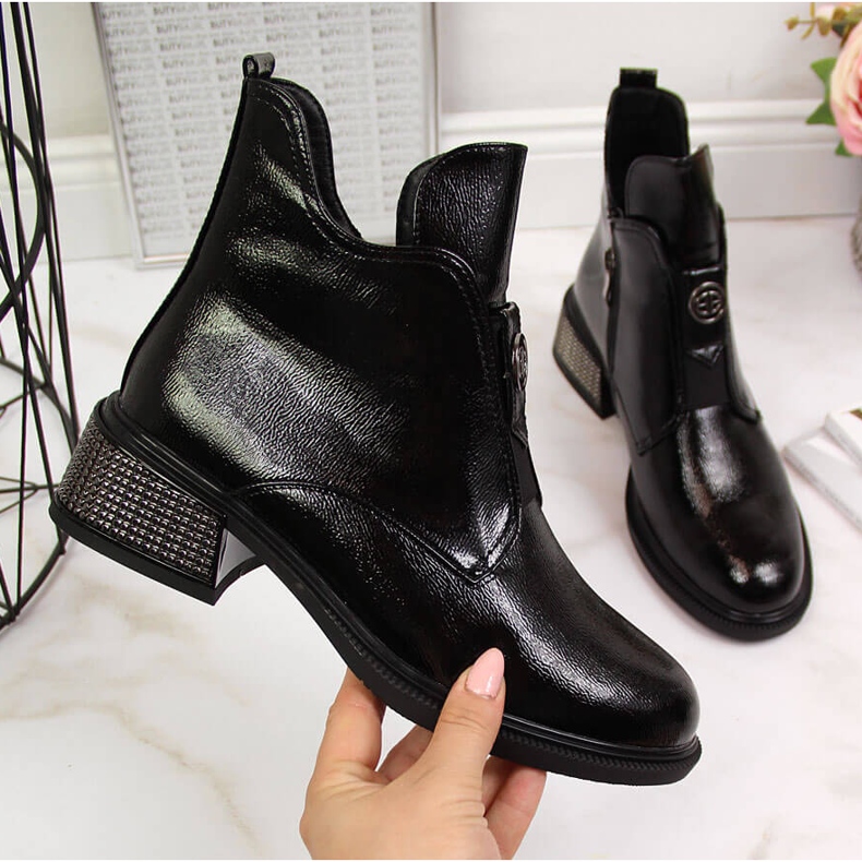 Bottes pour femmes Filippo noires sur un bloc décoratif 2