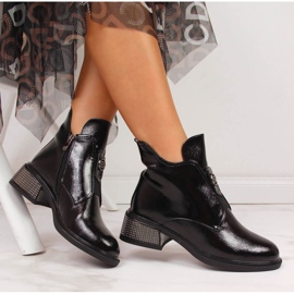 Bottes pour femmes Filippo noires sur un bloc décoratif 1