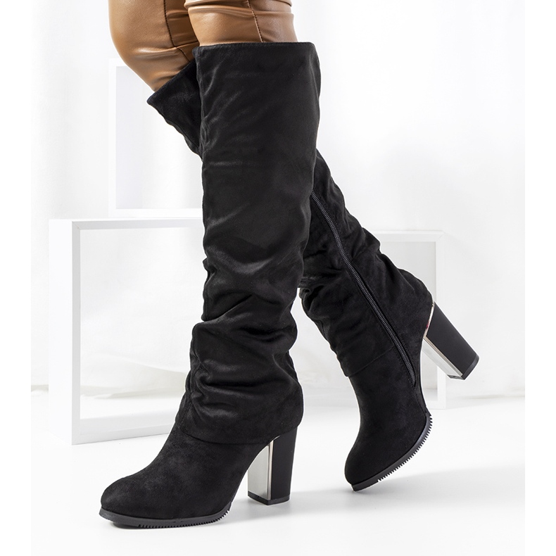 Bottes noires sur le poste Ives le noir 1