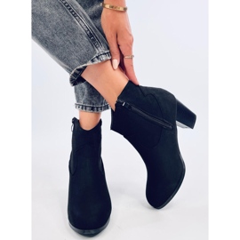 Défaire les bottes de cowboy noires 1