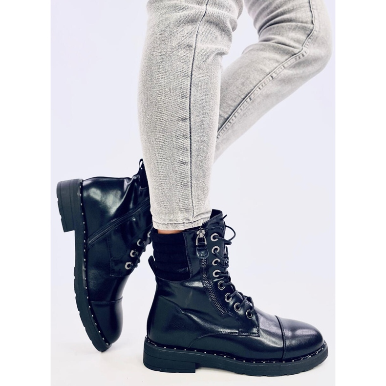 Bottes noires solitaires 2