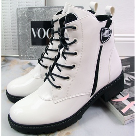 Bottes pour femmes, bottes Vinceza laquées blanches isolées 1