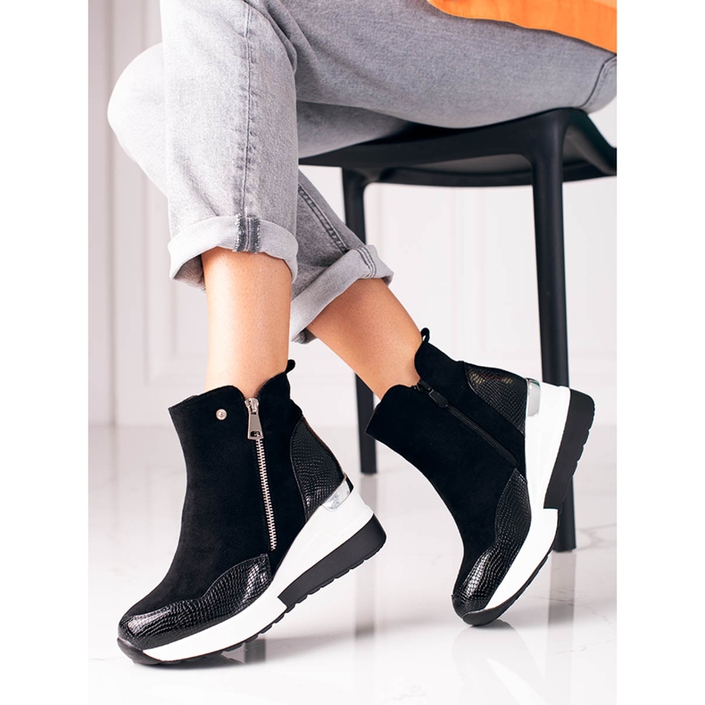 Bottes de sport noires pour femmes sur un coin blanc Shelovet 1