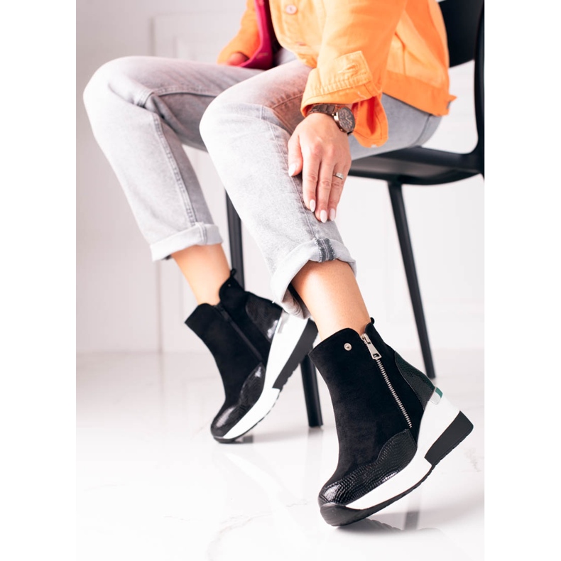 Bottes de sport noires pour femmes sur un coin blanc Shelovet 2