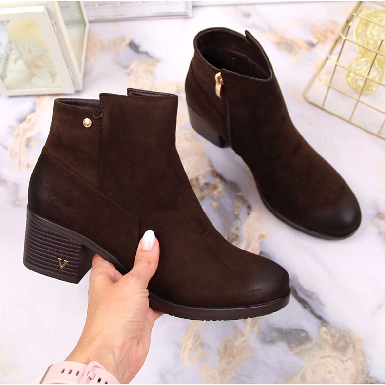 Bottes pour femmes sur le poteau en éco-daim marron Potocki brun 1