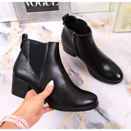 Bottes femme isolées peau de serpent noir Potocki le noir 1
