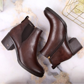 Bottes femme isolées peau de serpent marron Potocki brun 1 Bottes femme isolées peau de serpent marron Potocki brun 1