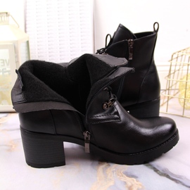 Bottes isolées Potocki noires sur un bloc le noir 3