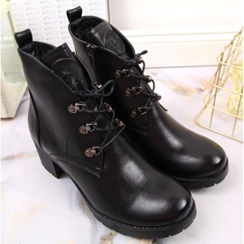 Bottes isolées Potocki noires sur un bloc le noir 2