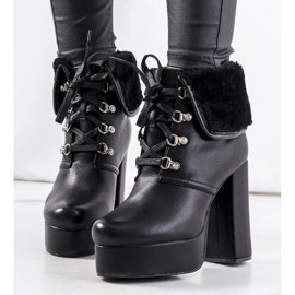 Bottes noires sur le poteau Madina le noir 1