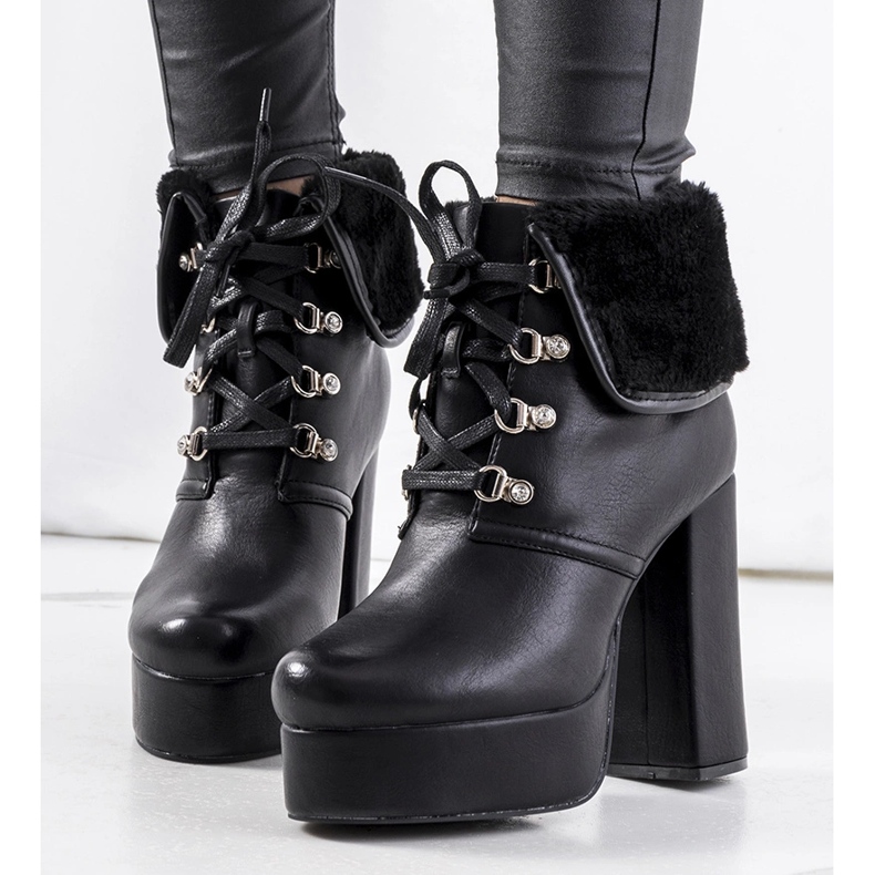 Bottes noires sur le poteau Madina le noir 1