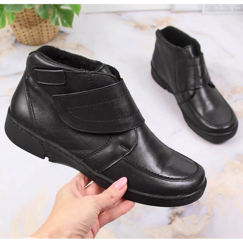Bottes pour femmes en cuir avec fermeture velcro Łukbut 676 noir 1