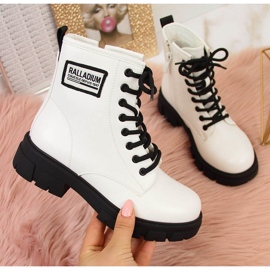 S.Barski Bottes blanches pour filles isolées par S. Bararski 1 S.Barski Bottes blanches pour filles isolées par S. Bararski 1