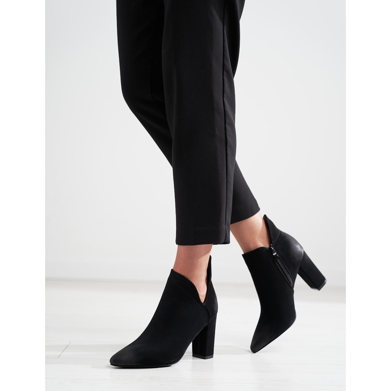 Bottes noires pour femmes avec une coupe Shelovet sur un poteau haut le noir 1