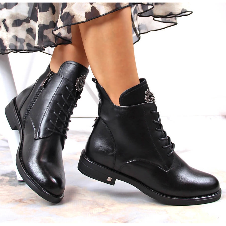 Bottes pour femmes avec un ornement de Potocki isolé noir le noir 1
