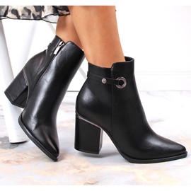 Bottes pour femmes isolées Potocki noires sur le poteau le noir 1