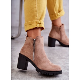 PG1 Bottes En Daim À Talons Hauts Avec Une Fermeture Éclair Beige Sevione 1