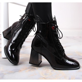 S.Barski Bottes noires isolées noires par S. Bararski le noir 1