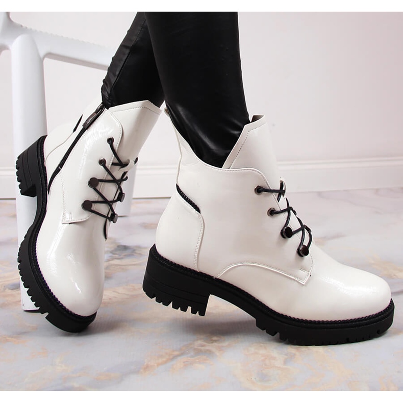 Chaussures pour femmes, vernis, blanc chaud Potocki 1