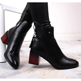 Bottes pour femmes sur un poteau décoratif, isolées Potocki le noir 1