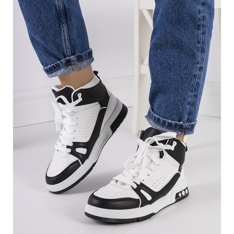 Baskets noires de Grandis blanc 1